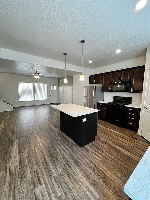 2 bed, 2.5 bath, 1493 sqft, $2,090 — Photo 4