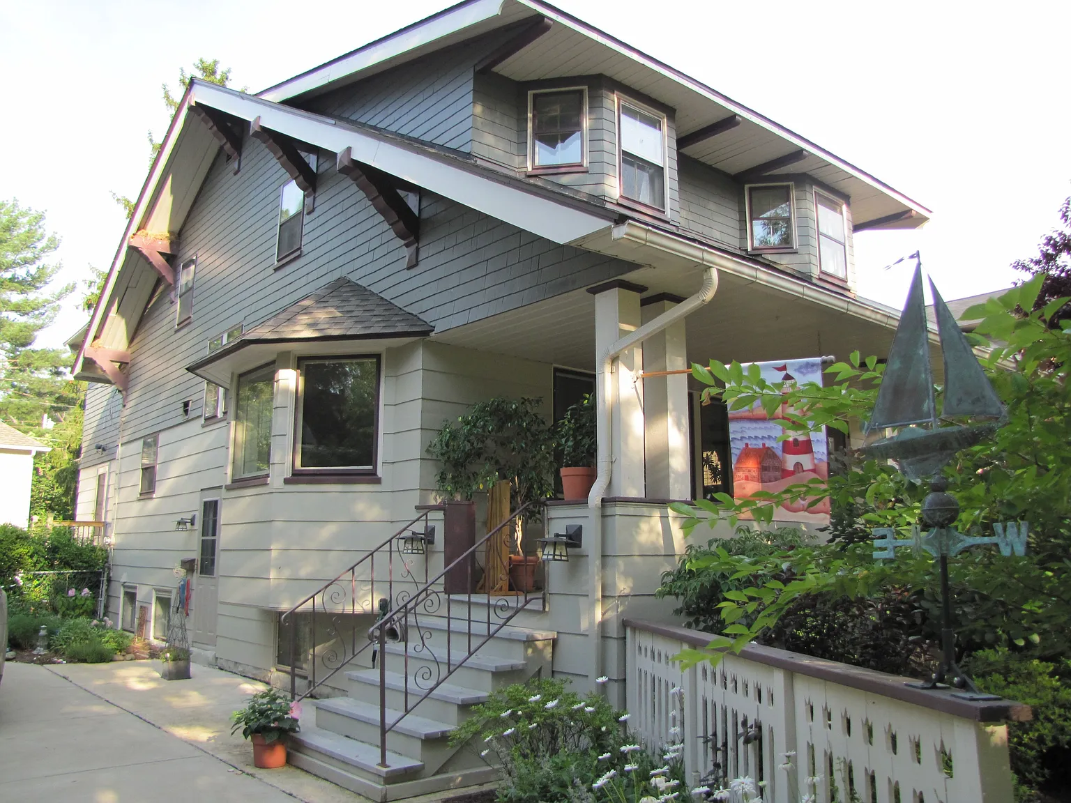 1557 Arthur Ave photo 1