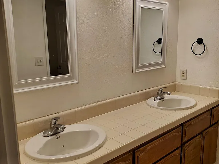 248 E El Paso Ave — Photo 4