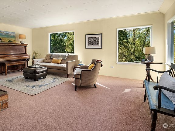Enter into a welcoming, light-filled living room.>