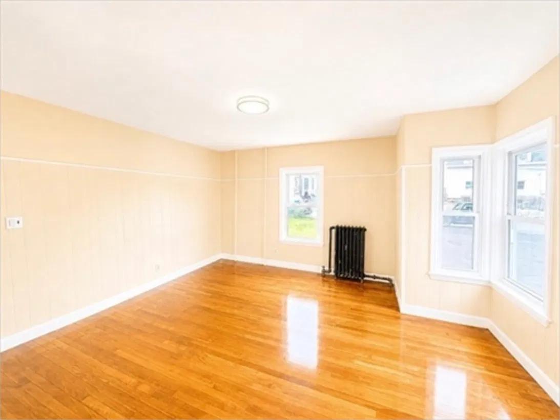 4 bed, 1.5 bath, 1300 sqft, $4,000 — Photo 2