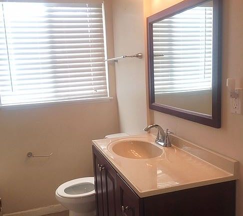 5th image of 4052 Lincoln Ave APT D