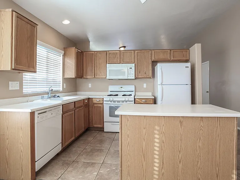 5516 Cloudy Glen St — Photo 6
