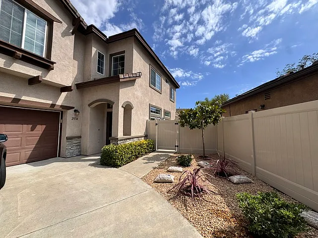 4 bed, 2.5 bath, 2033 sqft, $3,900 — Photo 2