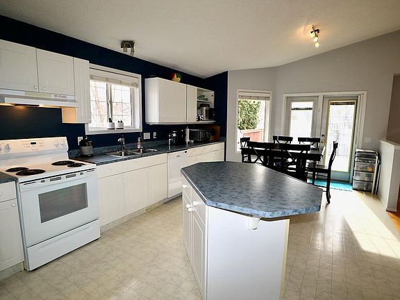 4th image of 2 Oakpark Cres