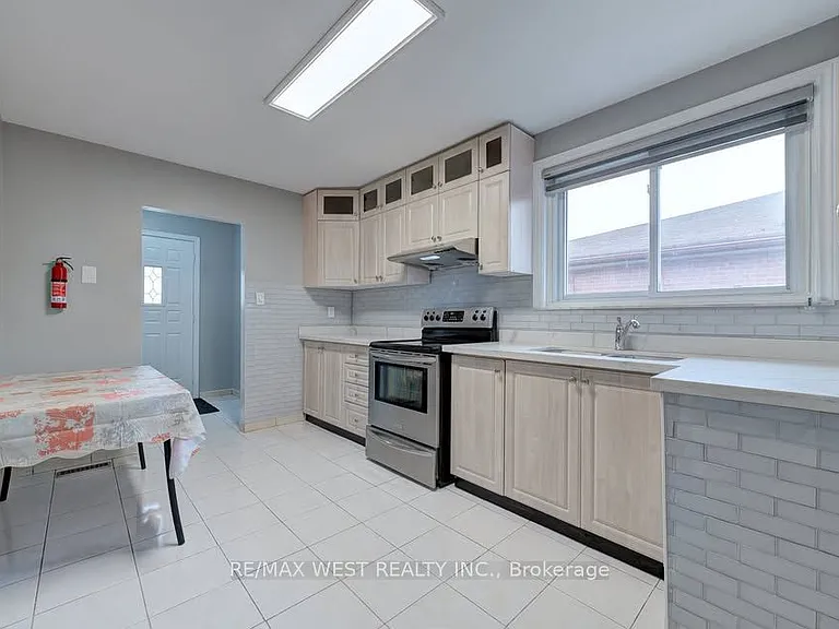 16 Hasbrooke Dr #MAIN LVL — Photo 6