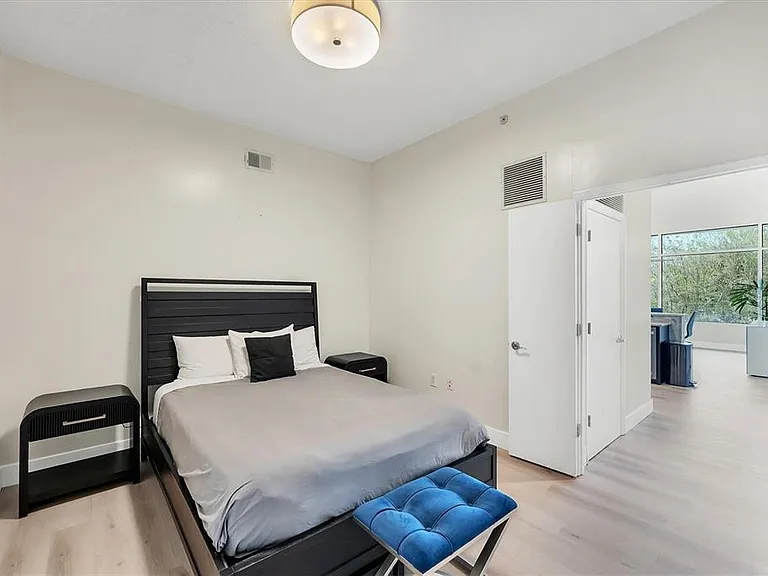 525 E Jackson St #302 — Photo 31