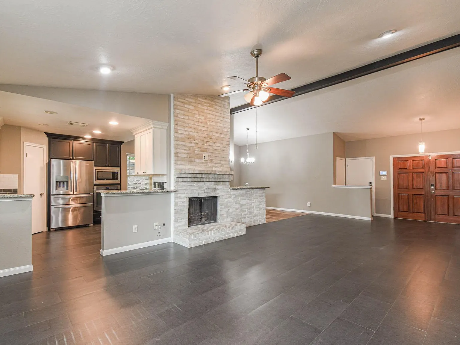 3 bed, 2.0 bath, 1810 sqft, $2,100 — Photo 2