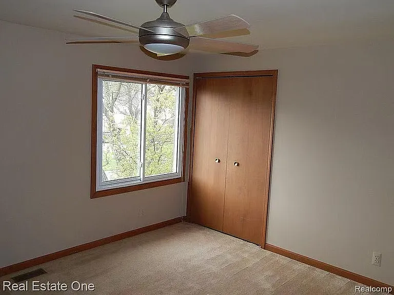 1947 N Fairview Ln — Photo 11