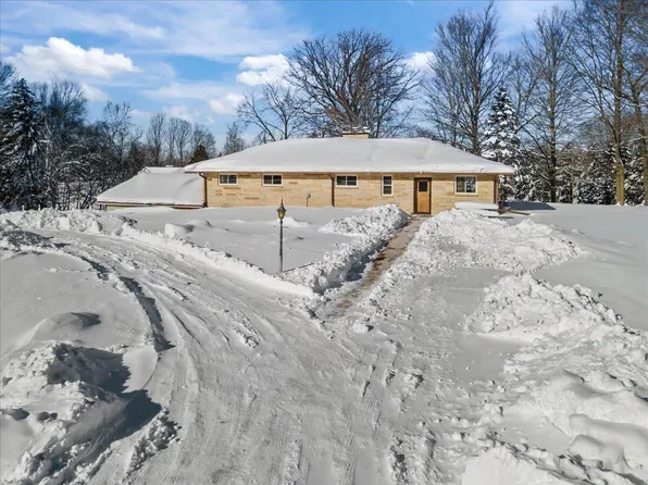 798 Riverview DRIVE, West Bend, WI 53095