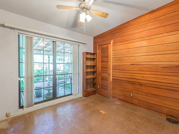 2nd image of 1404 Pinehurst Pl