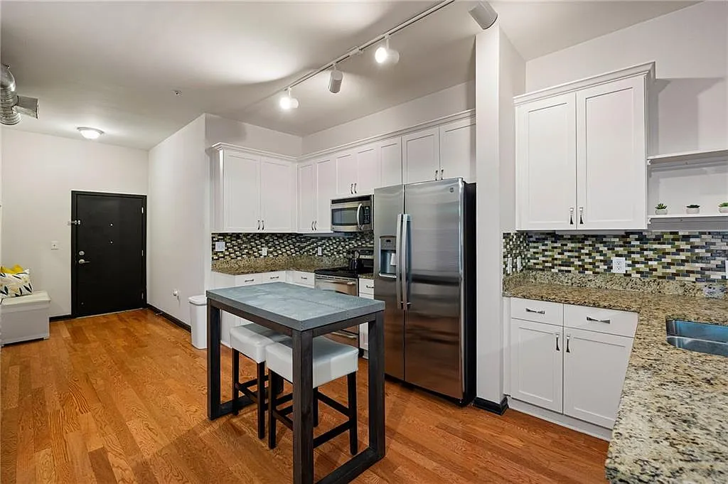 2 bed, 2.0 bath, 1223 sqft, $2,200 — Photo 3