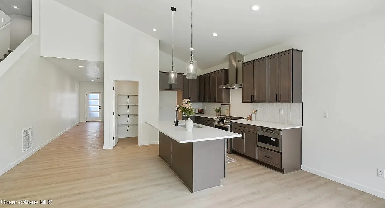 4 bed, 2443 sqft, $4,995 — Photo 3