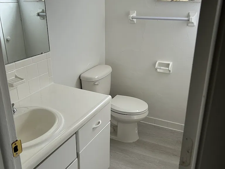 Lennox Court Apartments — Photo 11