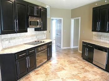 4th image of 914 NW Micklegate Blvd