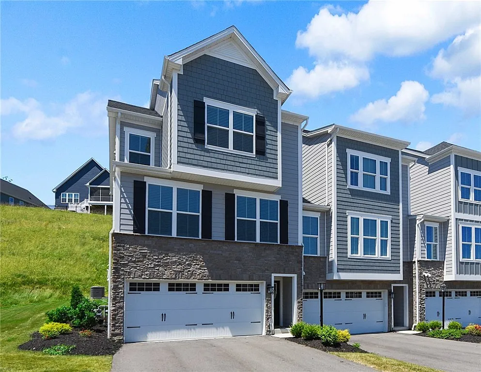 409 Spruce Ln photo 1