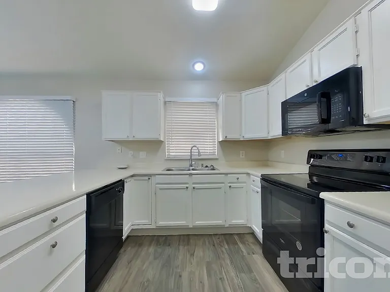 8961 W Kathleen Rd — Photo 6