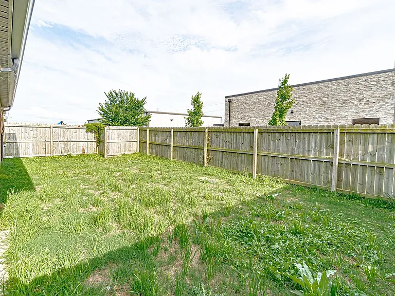 926 Kensington Dr — Photo 14