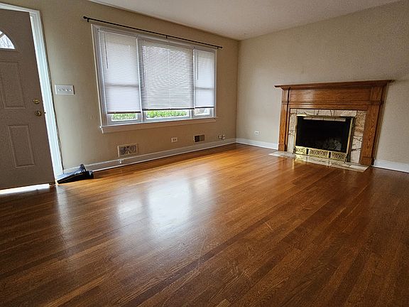 Living room unfurnished