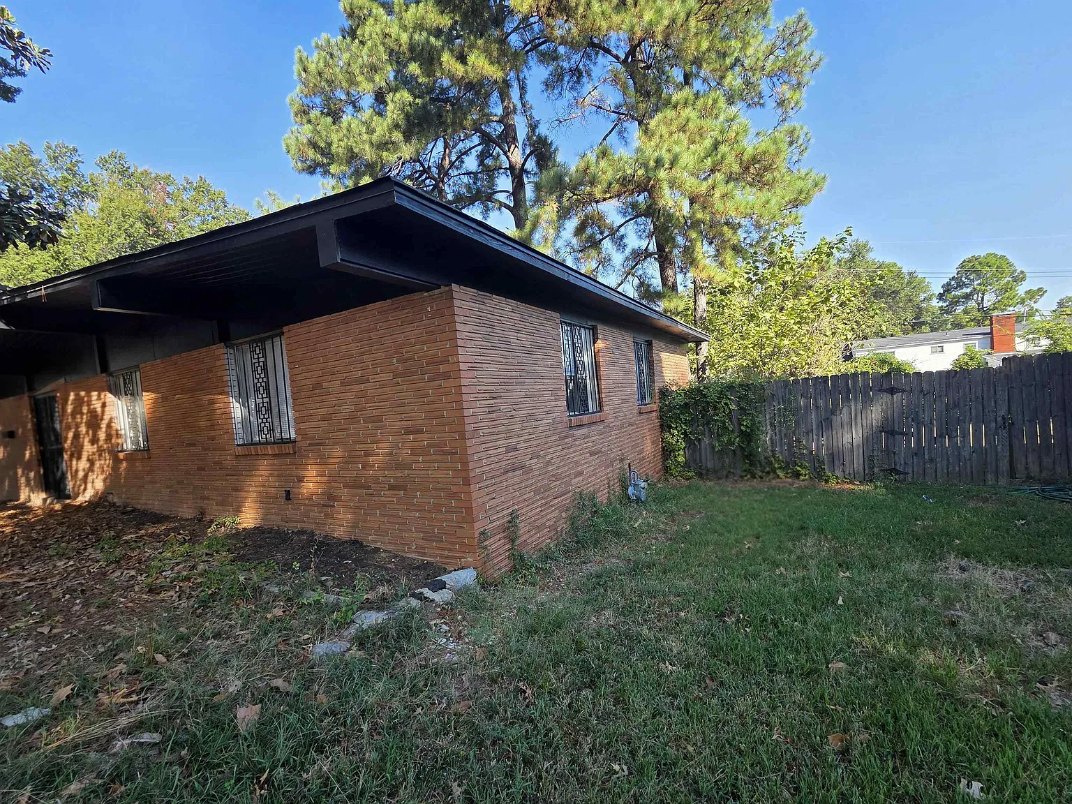 4 bed, 2.0 bath, 2342 sqft, $1,985 — Photo 2