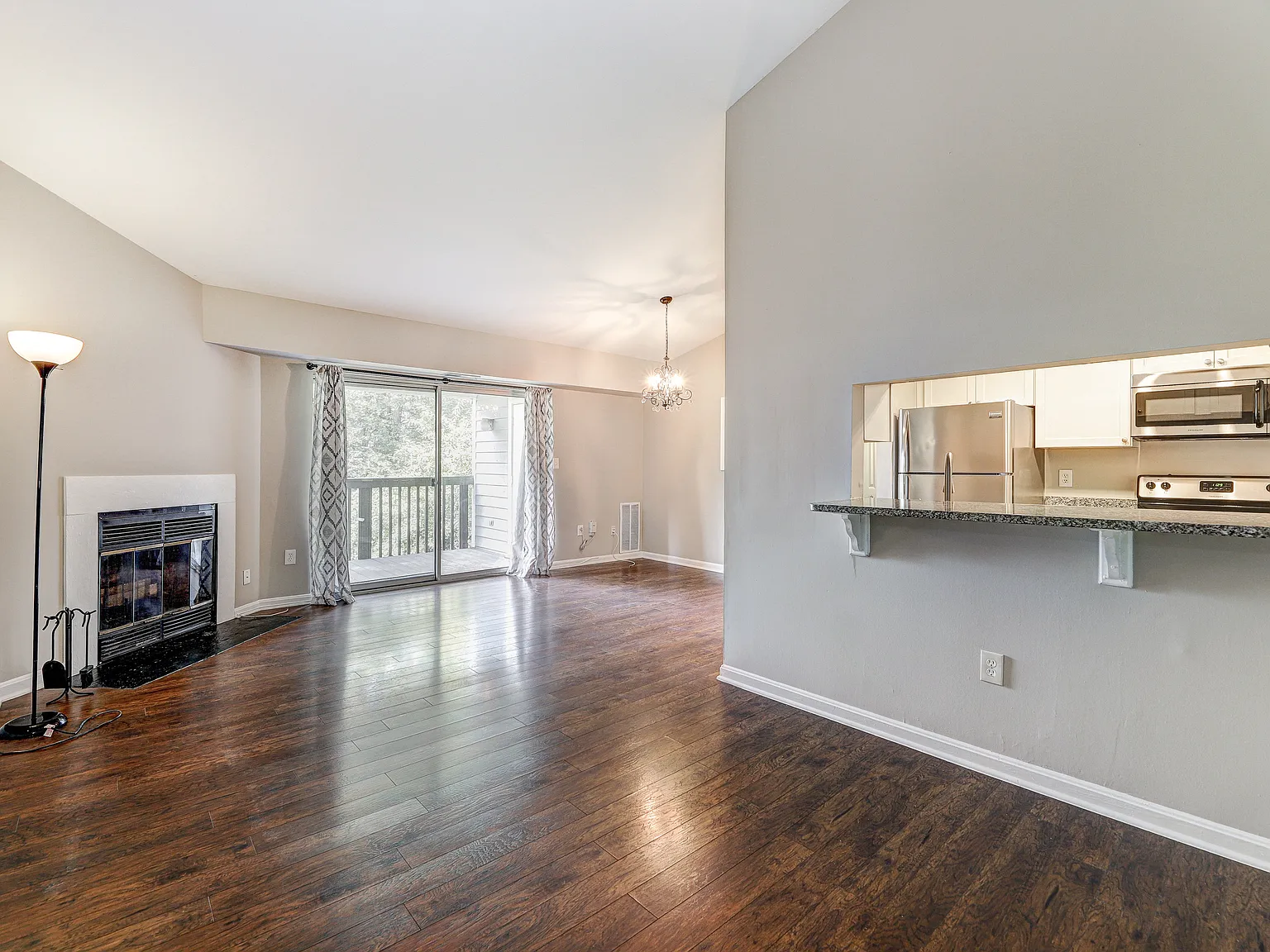 2 bed, 1045 sqft, $2,000 — Photo 4