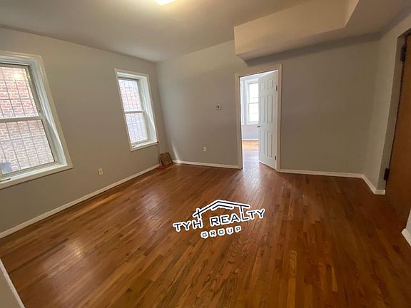 5th image of 384 4th Ave W #1R