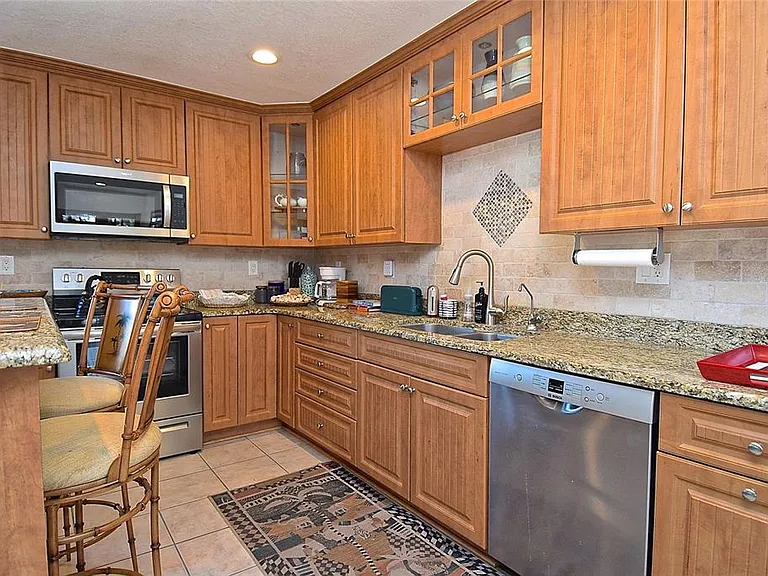 7037 Duke St — Photo 18