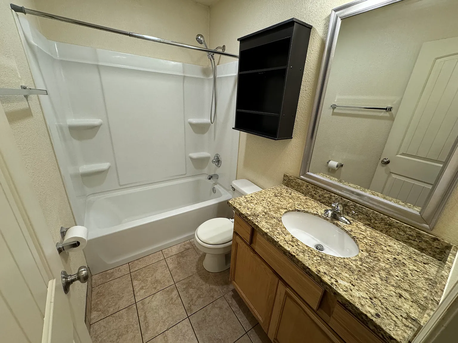 2 bed, 850 sqft, $1,600 — Photo 2