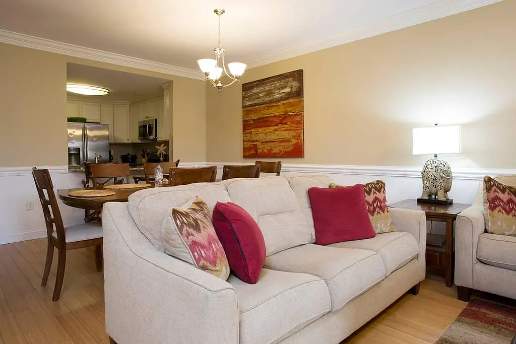 3 bed, 2.5 bath, 2200 sqft, $4,000 — Photo 2