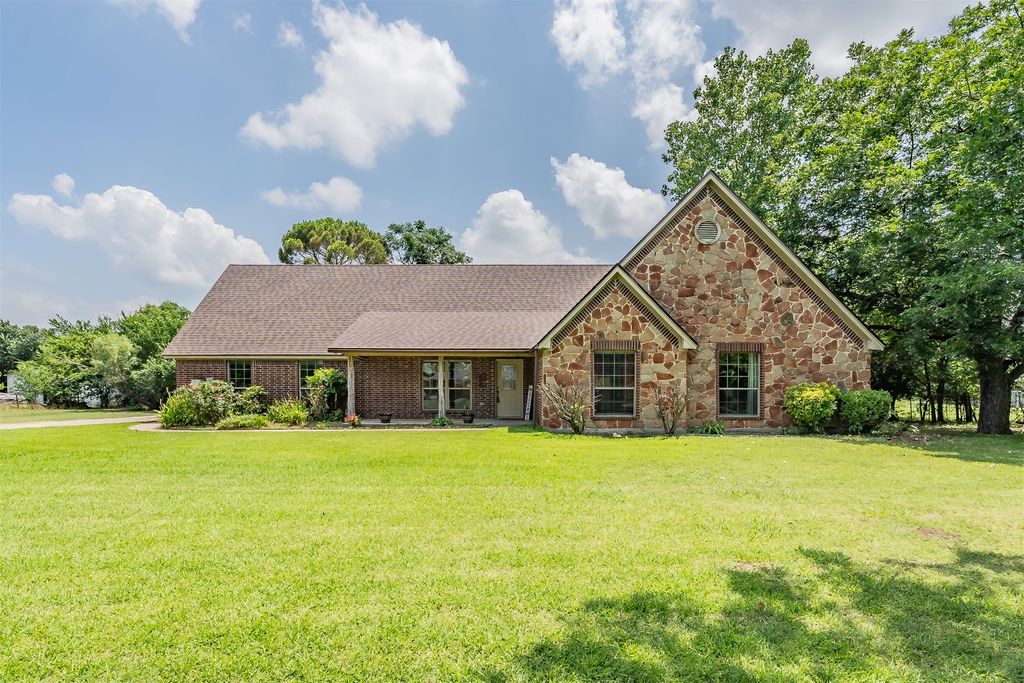 800 Stella Mae Dr, Fort Worth, TX
