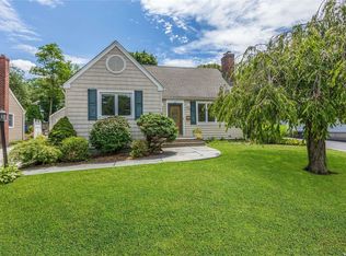 38 Chestnut St, Huntington, NY 11743