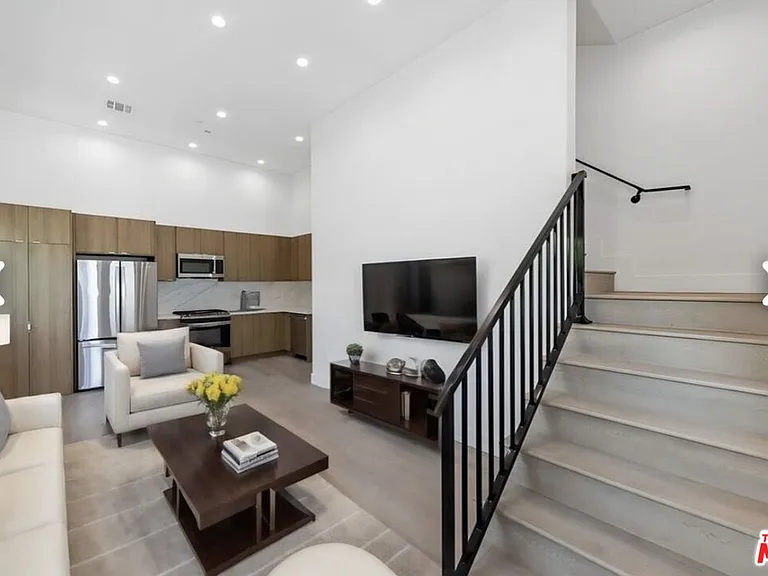 4810 1/2 Mascot St — Photo 2