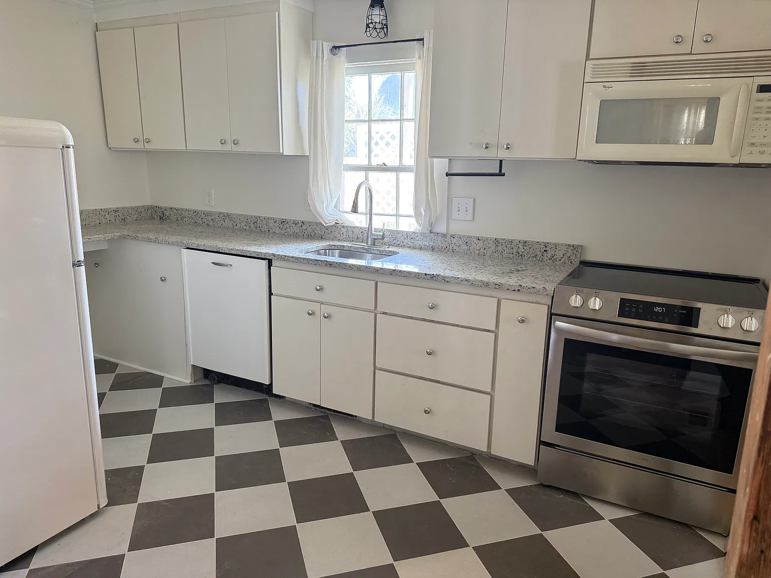 2 bed, 750 sqft, $3,000 — Photo 1