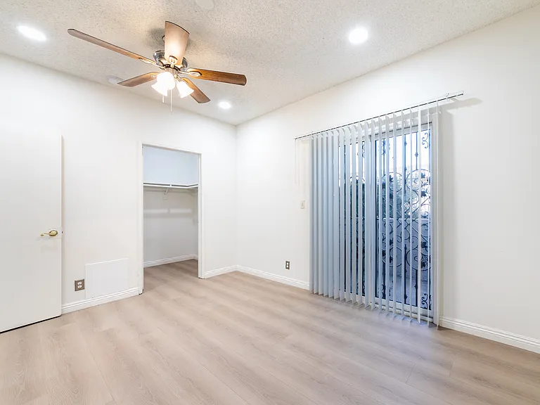 1138 S Grand View St — Photo 10