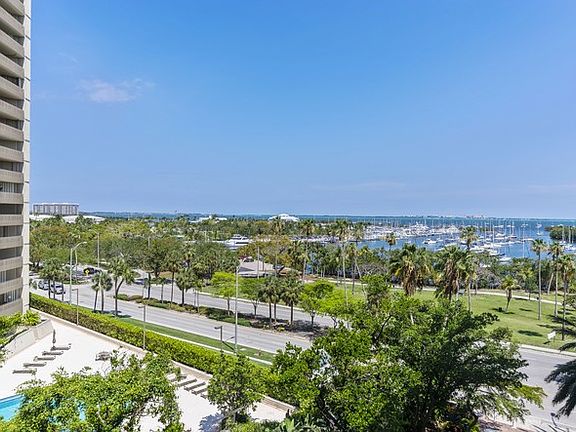 4th image of 2951 S Bayshore Dr #707