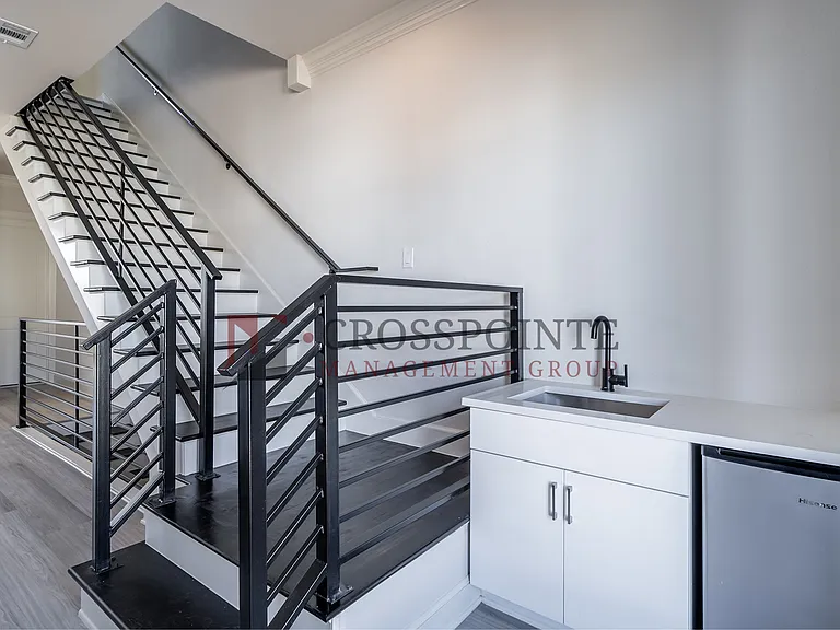 556 W Erwin — Photo 14
