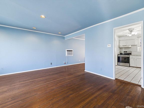 4th image of 95 Thompson Avenue
