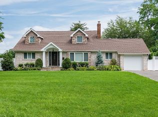 8 Rooney Ct, Glen Cove, NY 11542