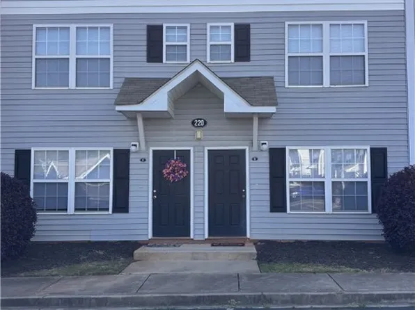 220 Campus Dr APT D, Central, SC 29630