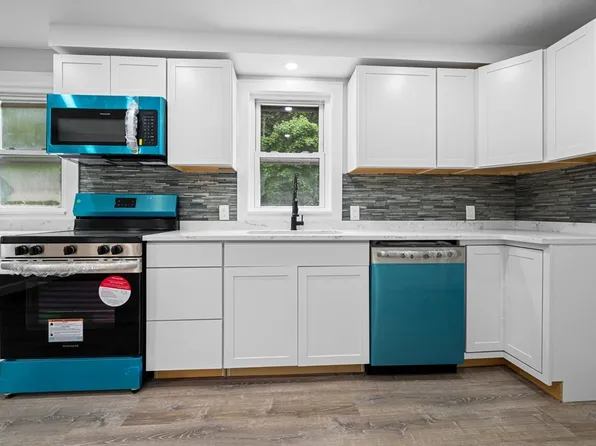 362 N Main St, Raynham, MA 02767