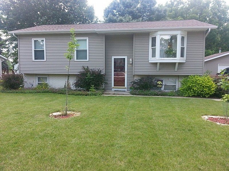 Front
						:
						Detached garage. 982 main sq feet, 1964 total finished.