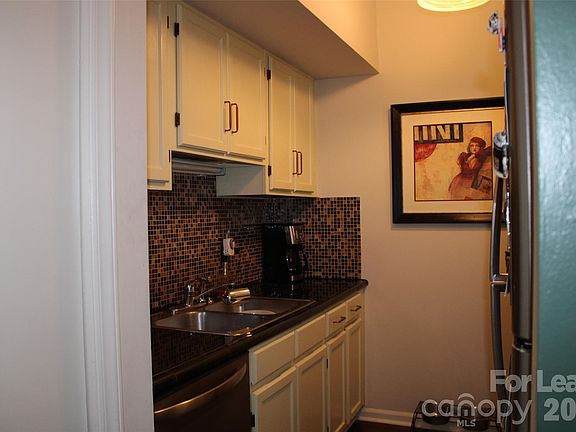 3rd image of 430 Queens Rd