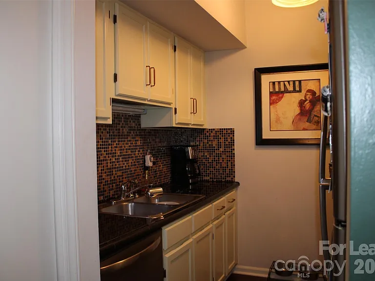 430 Queens Rd — Photo 3