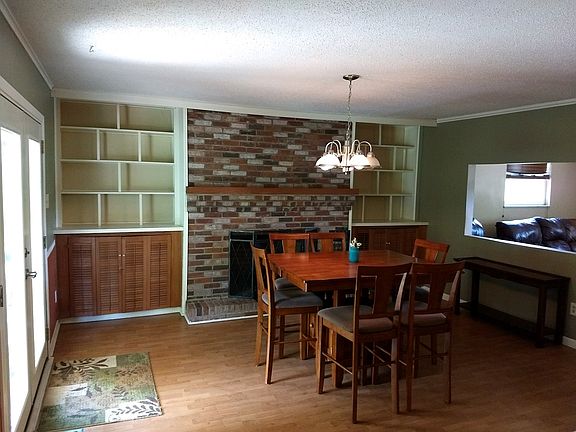 Dining room w/fireplace