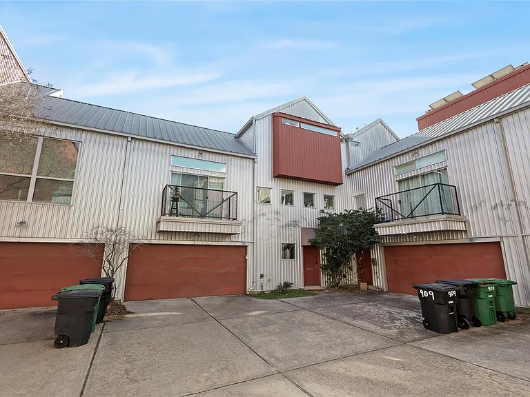 905 Saulnier St — Photo 16