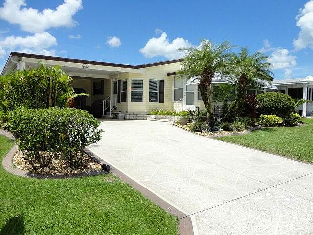 Beautiful, well maintained landscaping