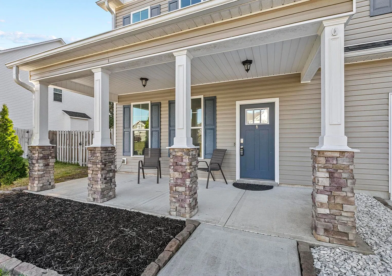 Spacious 4-Bedroom Home with Fenced Yard, Fireplace & More! — Photo 2