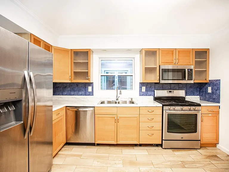 391 Manila Ave #3 — Photo 6
