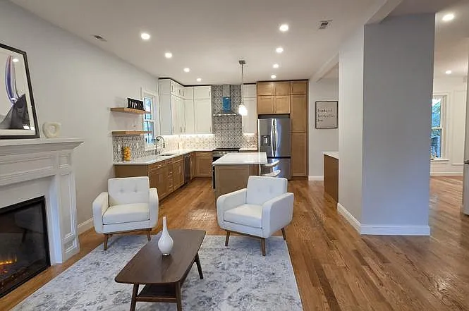 4 bed, 2.5 bath, $5,995 — Photo 2