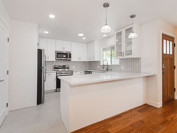 Kitchen peninsula, breakfast bar